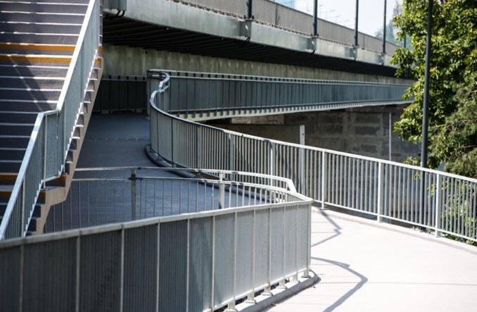 Warszawa. Kładka pieszo–rowerowa pod mostem Łazienkowskim gotowa Warszawa. Kładka pieszo–rowerowa pod mostem Łazienkowskim gotowa
