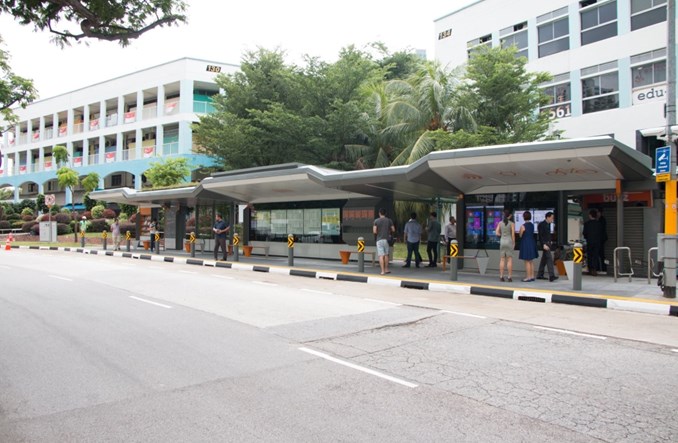 Singapur. Przystanek autobusowy z huśtawką, książkami i drzewem Singapur. Przystanek autobusowy z huśtawką, książkami i drzewem