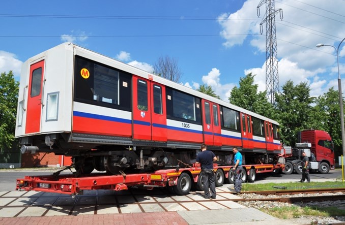 Metro: Metropolisy jadą na lawetach do remontu Metro: Metropolisy jadą na lawetach do remontu