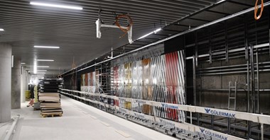 Metro na Bródno: Lastryko, żyletki i barwne grafiki Młodożeńca