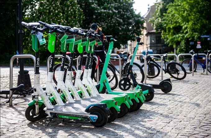 Kraków: Rusza sprzątanie hulajnóg. Każdy może zgłosić porzucony sprzęt