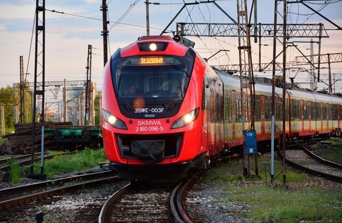 Bez biletu, z dopłatą czy na własną rękę - jak Wołomin, Piaseczno i Legionowo dowożą do Warszawy?