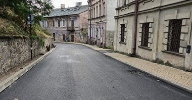 Lublin. Strabag ułożył pierwszą warstwę asfaltu na ul. Podwale 