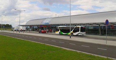 Czterech chętnych na wożenie pasażerów na lotnisko w Modlinie