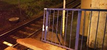 Warszawa Służewiec: Zamiast smaru na peronie odpadająca barierka