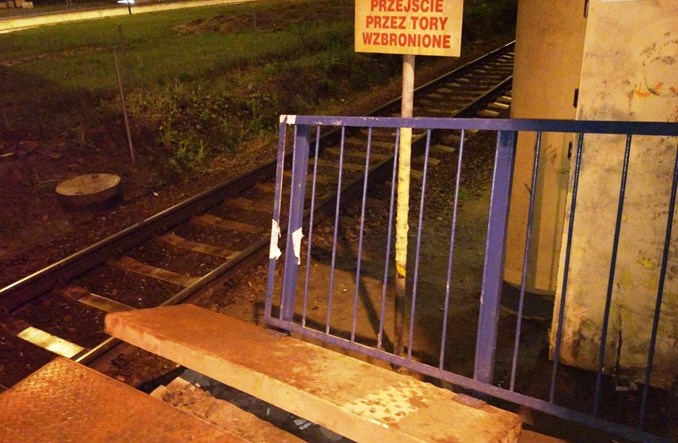 Warszawa Służewiec: Zamiast smaru na peronie odpadająca barierka