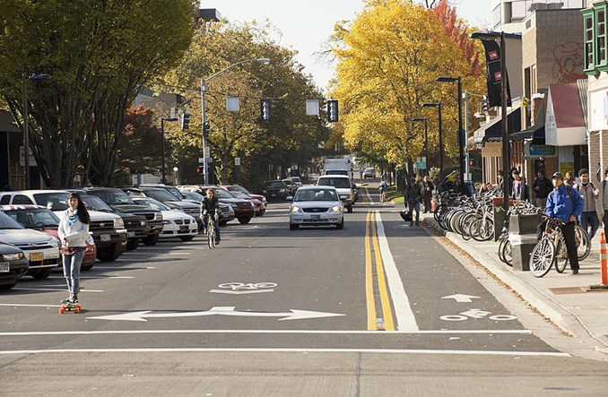 Autonomiczne samochody i rowerzyści. Czy mogą współistnieć na drogach?