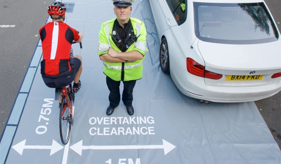 Wielka Brytania. Policjanci-rowerzyści w cywilnych ubraniach łapią kierowców Wielka Brytania. Policjanci-rowerzyści w cywilnych ubraniach łapią kierowców