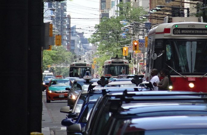 Toronto podporządkowuje ulicę tramwajowi