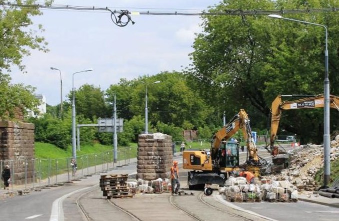 Warszawa: Remont tramwaju na Obozowej w cieniu kolei