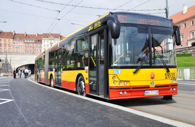 Warszawa: Dzięki bezpłatnej karcie ucznia więcej rodziców w autobusie