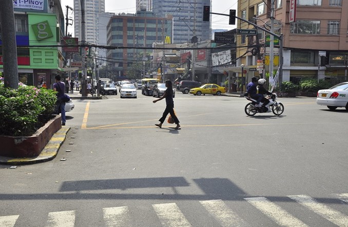 Dlaczego przechodzenie przez jezdnię poza pasami to wykroczenie?