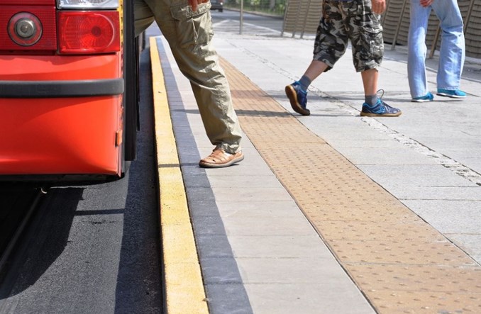 Warszawa: Wyprofilowane krawężniki dla autobusów nie sprawdziły się