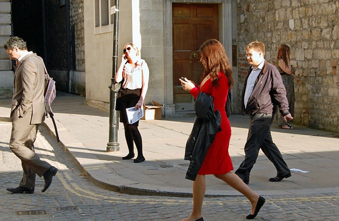 Honolulu. Mandaty za korzystanie ze smartfona… na przejściach dla pieszych