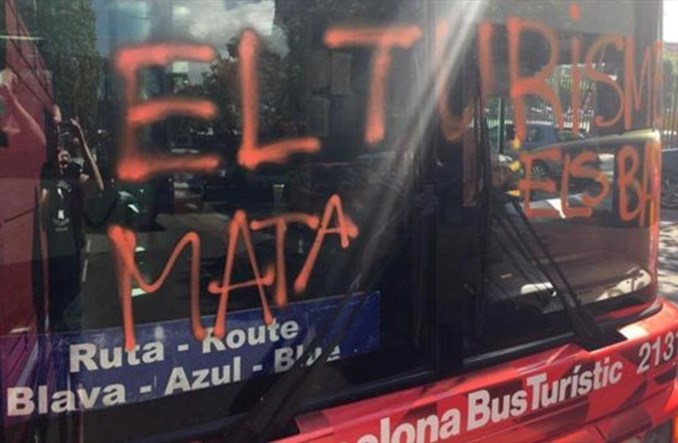 Barcelona. Katalońscy anarchiści atakują autobusy i rowery