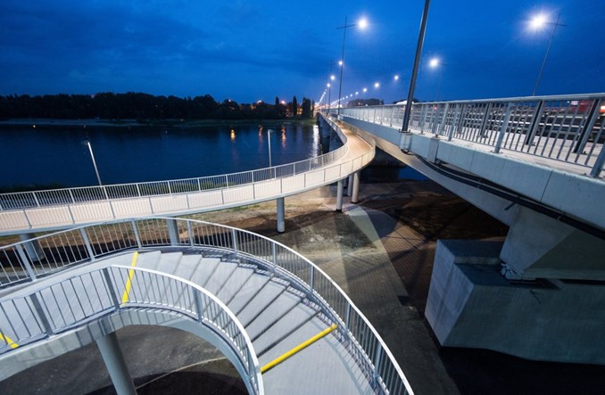 Warszawa. W wakacje ZDM zbudował kładkę i przystanki wiedeńskie