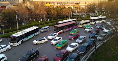 Chiny też chcą zakazać sprzedaży samochodów na benzynę i diesel