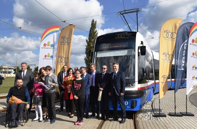Pięćsetny tramwaj Pesy na rynku polskim wyjechał właśnie na tory w Bydgoszczy