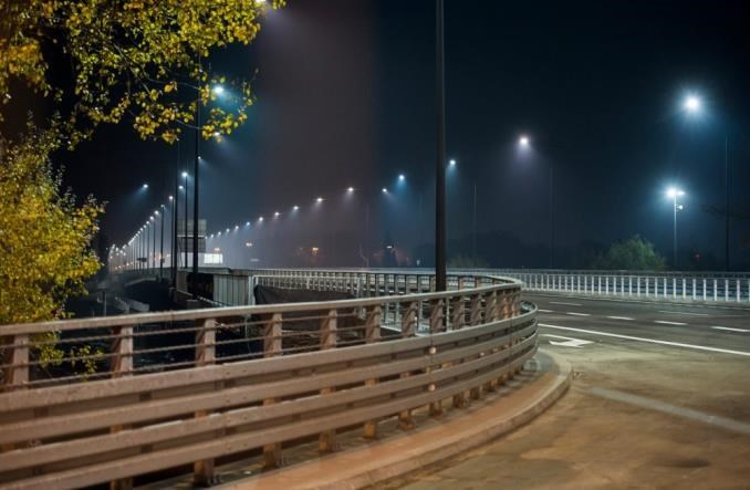 Warszawa: Oświetlenie przejść dla pieszych budzi zastrzeżenia