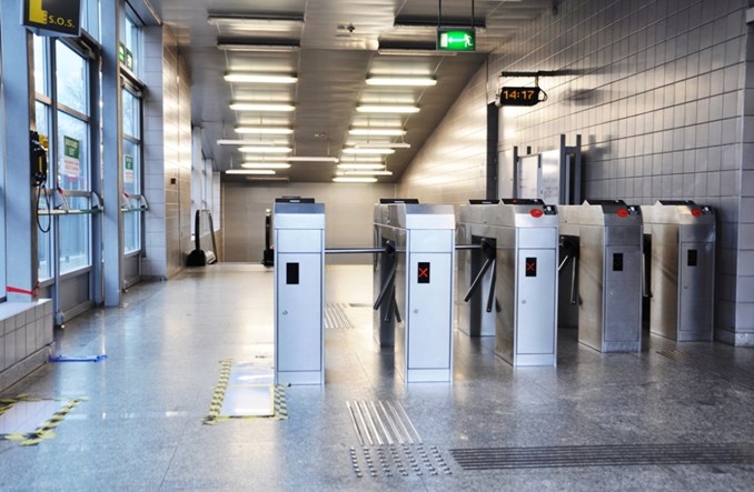 Warszawa: ZTM zamiast likwidować uszczelnia bramki w metrze. Bez szans na sukces