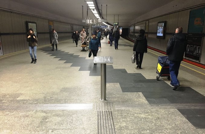 „Ułatwienia” w metrze dla niewidomych. Bubel za milion zł?