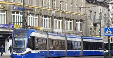 Kraków ostro tnie komunikację. Poza szczytem w szczątkowej postaci