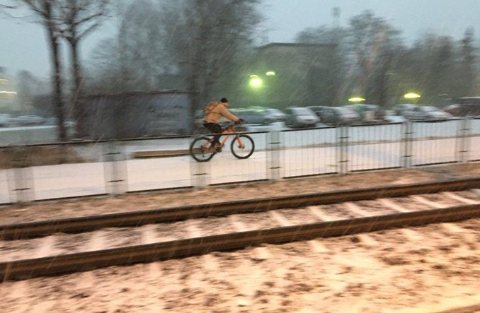 Kraków. W zimie po ulicach wciąż jeżdżą rowerzyści