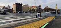 Poznań. Przejście z sygnalizacją w chodniku