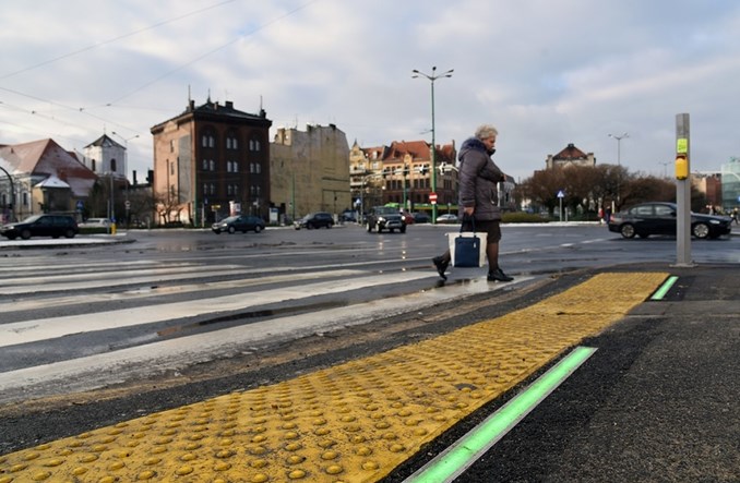 Poznań. Przejście z sygnalizacją w chodniku