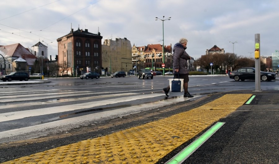 Poznań. Przejście z sygnalizacją w chodniku Poznań. Przejście z sygnalizacją w chodniku