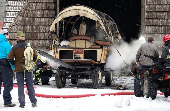 Morskie Oko. Spłonął wóz hybrydowy odciążający konie