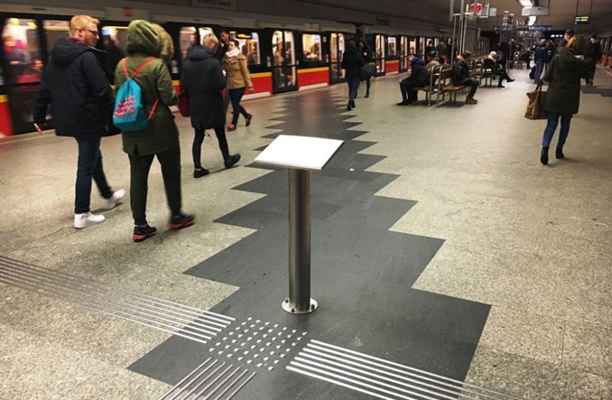 Śliskie listwy dla niewidomych w metrze. Wiosną testy nowych rozwiązań