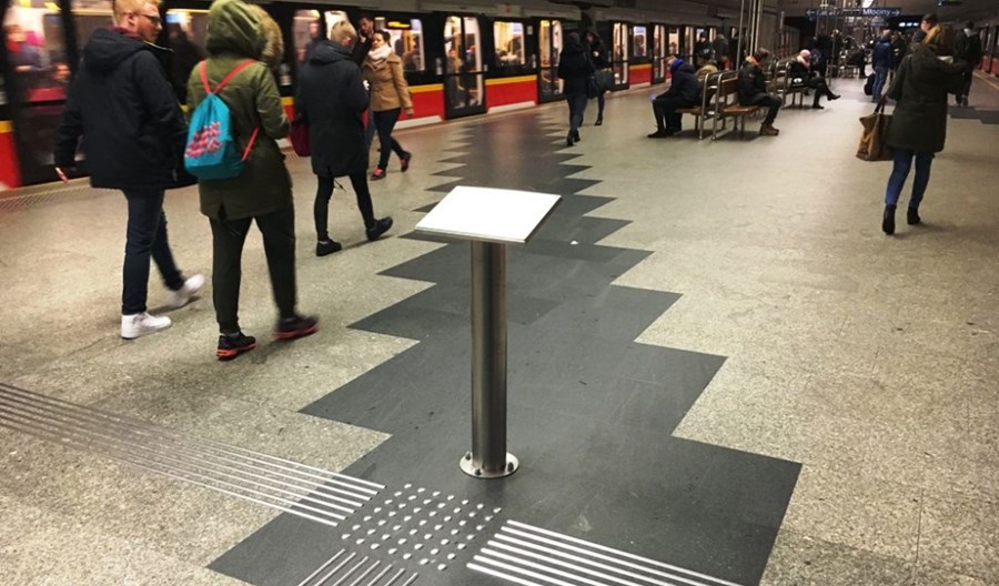Śliskie listwy dla niewidomych w metrze. Wiosną testy nowych rozwiązań Śliskie listwy dla niewidomych w metrze. Wiosną testy nowych rozwiązań