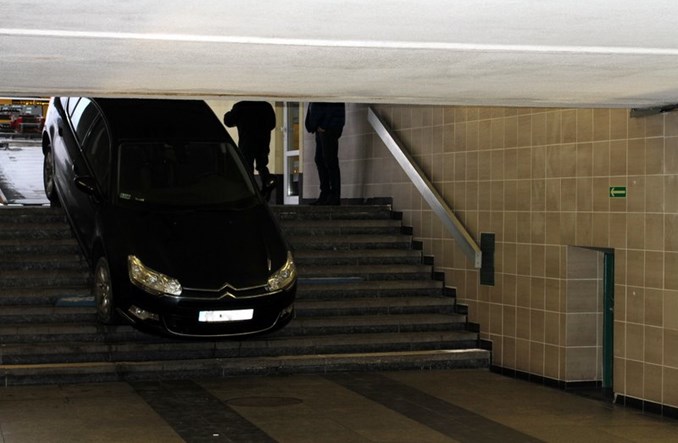 Łódź Kaliska: Kierowca szukał parkingu, wjechał na schody