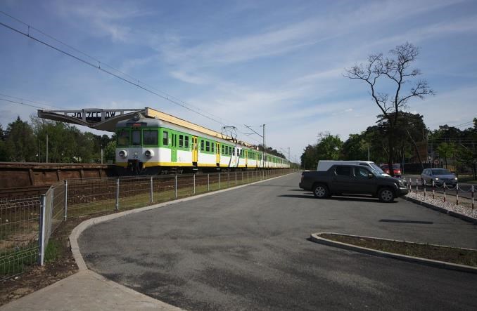 Parkingi przy stacjach zachęcają do wyboru kolei