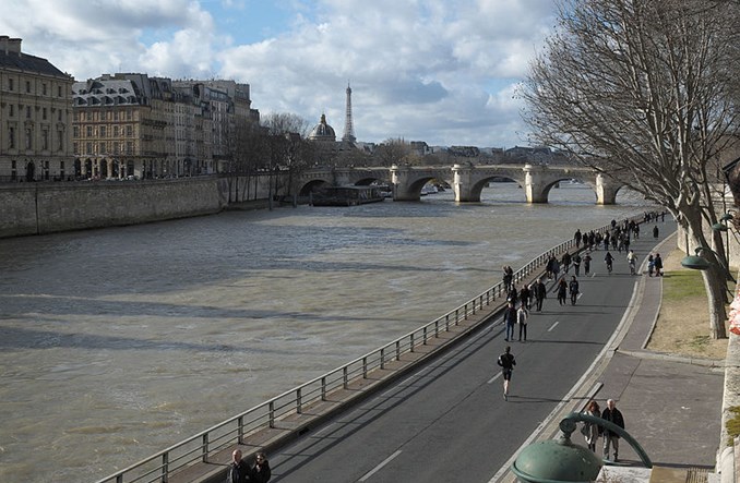 Paryż. Awantura o wyrzucenie samochodów z bulwarów Sekwany