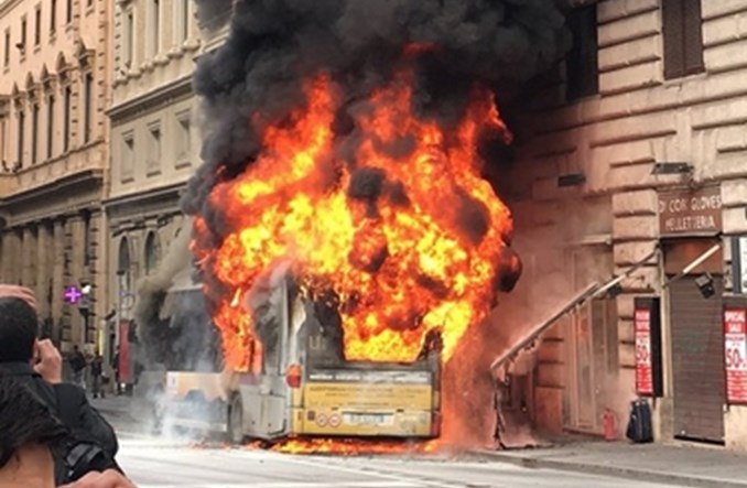 Rzym. Spłonął dziewiąty w tym roku autobus
