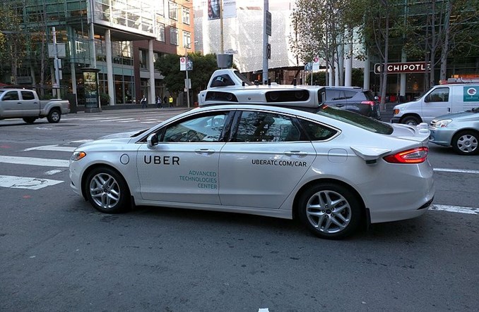 Autonomiczny samochód Ubera widział pieszą, którą przejechał?