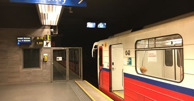 Warszawa. Nocny pożar w metrze zatrzymał M1