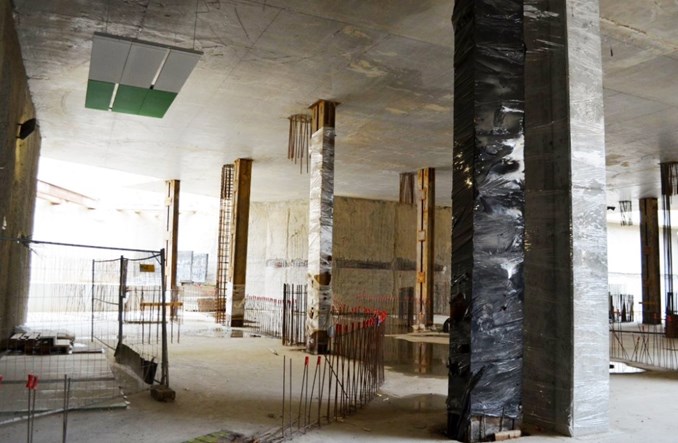 Metro: Księcia Janusza z pierwszymi elementami sufitu