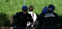 Denver. Policjanci jeżdżą rowerem po chodniku, bo boją się po ulicy