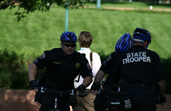 Denver. Policjanci jeżdżą rowerem po chodniku, bo boją się po ulicy