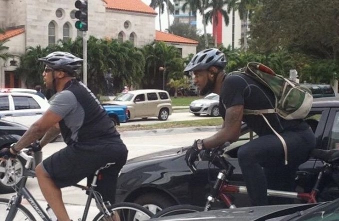 LeBron James jeździ rowerem do pracy i funduje uczniom rowery
