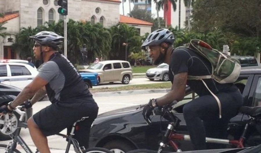 LeBron James jeździ rowerem do pracy i funduje uczniom rowery LeBron James jeździ rowerem do pracy i funduje uczniom rowery