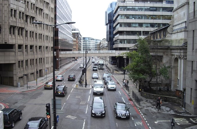 Londyn. Samochody zajmują pięć razy więcej miejsca niż piesi