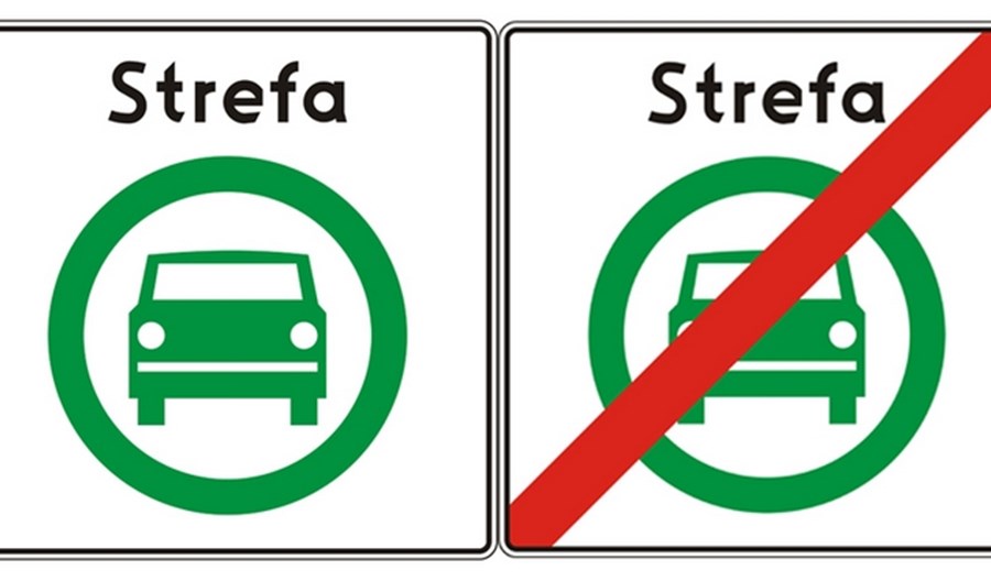 Jest znak drogowy strefy czystego transportu. Zielone auto Jest znak drogowy strefy czystego transportu. Zielone auto