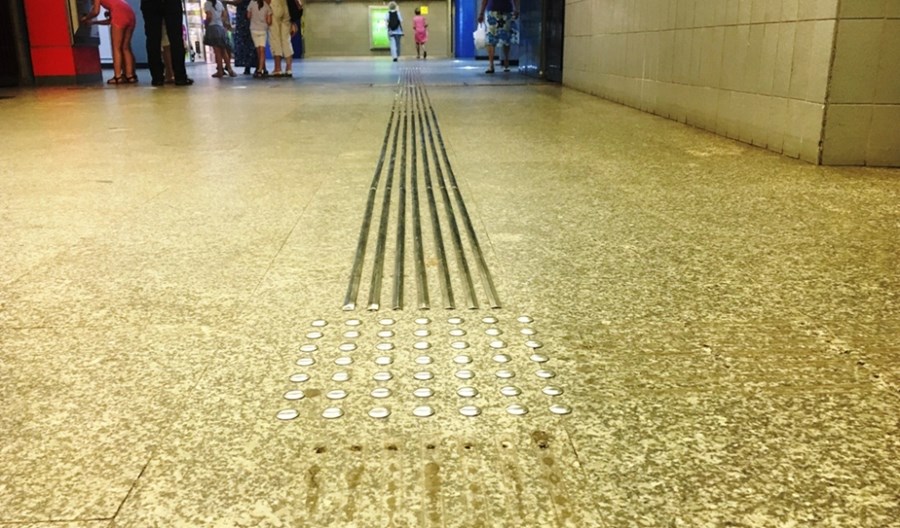 Metro: Nie ma pieniędzy na wymianę śliskich listew dla niewidomych. Będą kolejne testy Metro: Nie ma pieniędzy na wymianę śliskich listew dla niewidomych. Będą kolejne testy