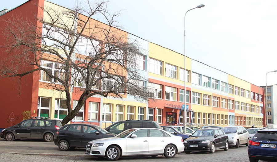 Polskie dzieci (wciąż) jeżdżą do szkoły samochodami Polskie dzieci (wciąż) jeżdżą do szkoły samochodami