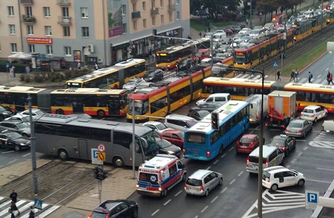 Warszawa. Ilu ludzi stoi w korku na skrzyżowaniu Grójecka/Wawelska?