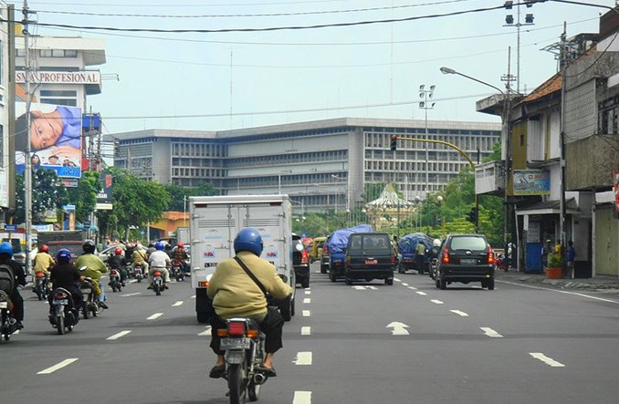 Indonezja. Plastikowe butelki biletami na autobus